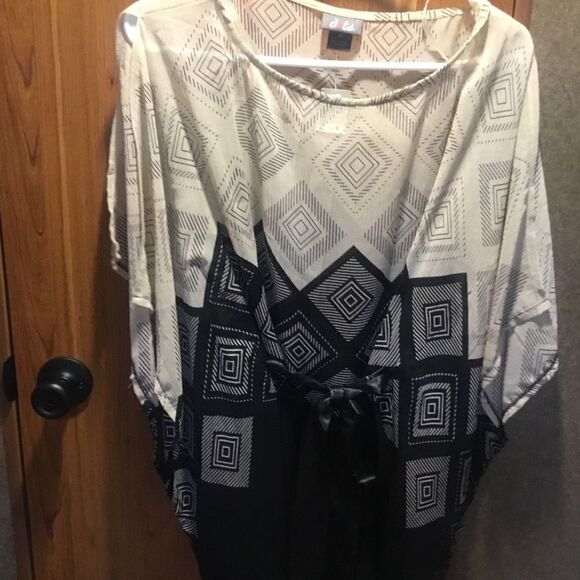 SALE. a BUY 2/$30. NWT.  Dots Brand Women’s Poncho Top in Women’s Size Medium - Picture 2 of 9